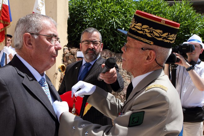 Remise de la Croix d'Officier de la Légion d'honneur à Michel Clicque par le Général(2s)Jean Salvan, président honoraire