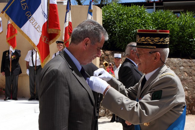 Remise de la Croix de chevalier de la Légion d'honneur à Henri de Bonnaventure par le Général(2s)Jean Salvan, président honoraire
