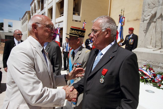 Le Général (2s) Paul Rocher félicite Michel Clicque, Officier de la Légion d'honneur